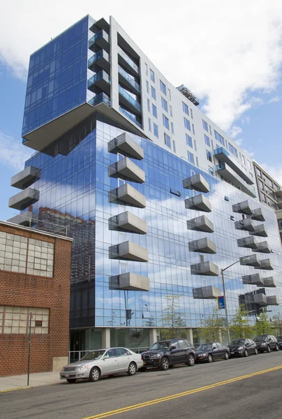 Modern condominium building in Williamsburg neighborhood of Brooklyn — Stock Photo, Image