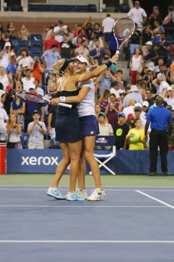 Bize açık 2014 kadın çiftler şampiyonu Ekaterina Makarova ve Elena Vesnina zaferi kutlamak