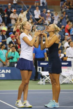 Bizi 2014 kadınlar iki katına şampiyonu ekaterina makarova ve elena vesnina kupa sunu sırasında açılmak