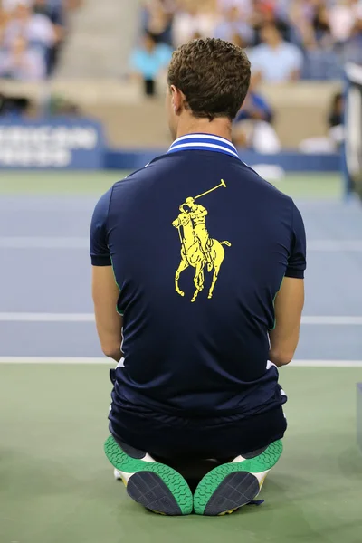 Bola de niño en la cancha de tenis en el Billie Jean King National Tennis Center durante el Abierto de EE.UU. 2014 — Foto de Stock