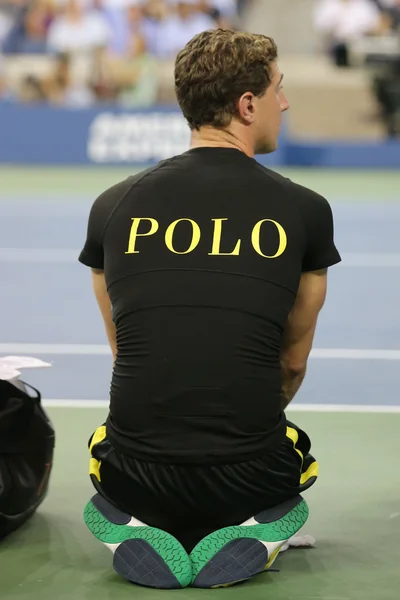 Bola de niño en la cancha de tenis en el Billie Jean King National Tennis Center durante el Abierto de EE.UU. 2014 — Foto de Stock