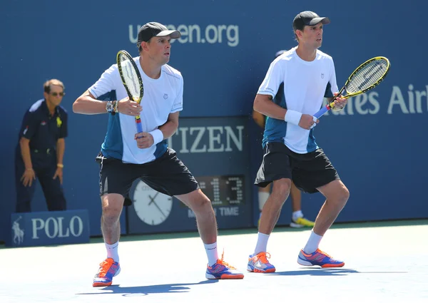 Los campeones del Grand Slam Mike y Bob Bryan celebran la victoria después del partido de dobles de la ronda 3 en el US Open 2014 — Foto de Stock