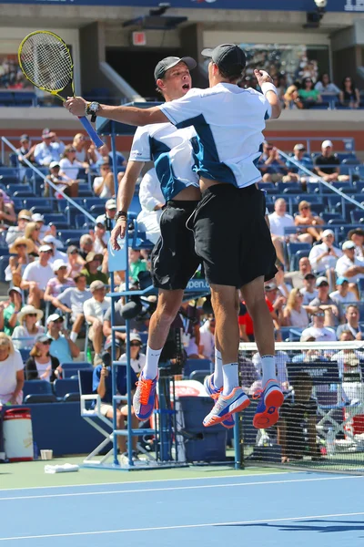 Grand Slam champions Mike och Bob Bryan firar seger efter semifinal dubbelmatch på oss öppna 2014 — Stockfoto