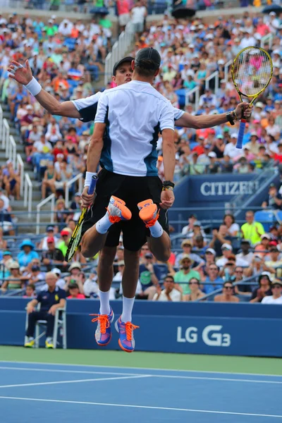 Grand Slam kampioenen Mike en Bob Bryan vieren overwinning na ronde 3 dubbelspel match op ons Open 2014 — Stockfoto