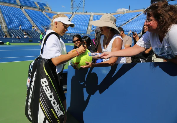 Tenisista, który Caroline Wozniacki podpisania autografy po praktyce dla nas otwarte 2014 — Zdjęcie stockowe