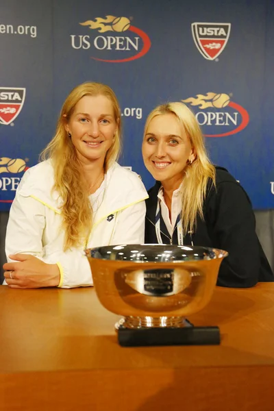 US Open 2014 mulheres duplas campeãs Ekaterina Makarova e Elena Vesnina durante conferência de imprensa — Fotografia de Stock
