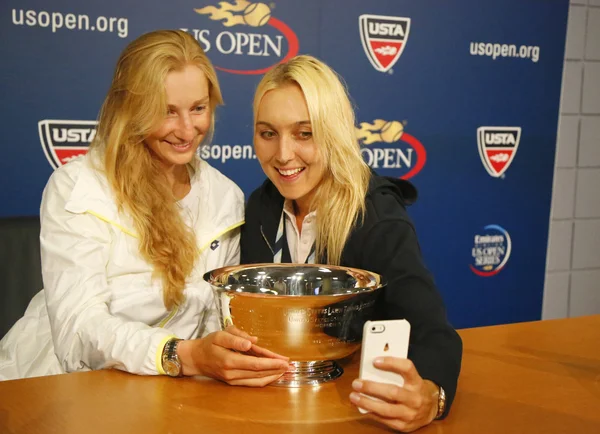 Us open 2014 weibliche Doppel-Champions Ekaterina Makarova und elena vesnina machen Selfie während der Pressekonferenz — Stockfoto