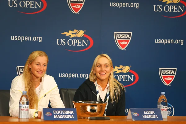 Oss öppna 2014 kvinnor i Damdubbel Ekaterina Makarova och Elena Vesnina under presskonferens — Stockfoto