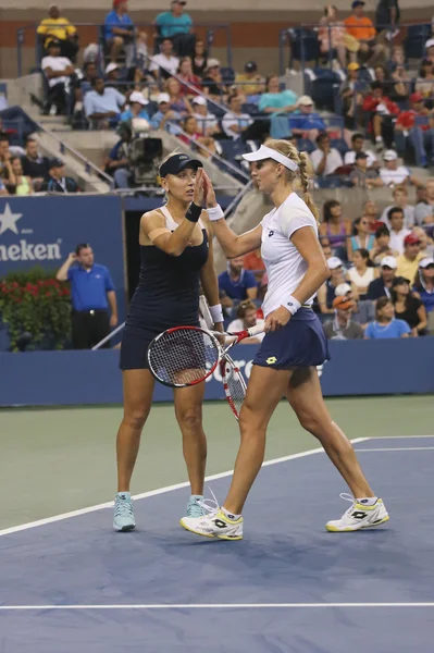 Oss öppna 2014 kvinnor i Damdubbel Ekaterina Makarova och Elena Vesnina under sista matchen — Stockfoto