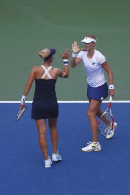 Bize açık 2014 kadınlar çiftler şampiyonu Ekaterina Makarova ve Elena Vesnina sırasında çeyrek final maçı