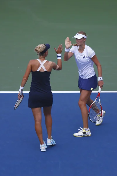 Abierto de EE.UU. 2014 mujeres duplica campeones Ekaterina Makarova y Elena Vesnina durante el partido de cuartos de final —  Fotos de Stock