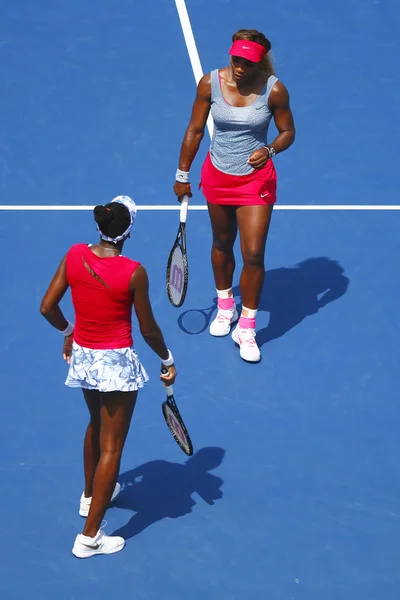 Les champions du Grand Chelem Serena Williams et Venus Williams lors d'un match en quart de finale en double à l'US Open 2014 — Photo