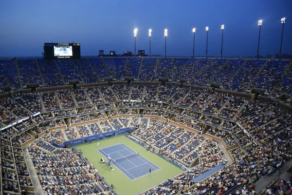Arthur Ashe Stadium podczas meczu noc nas otwarte 2014 Billie Jean King National Tennis Center — Zdjęcie stockowe