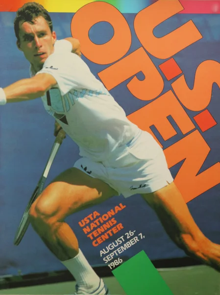 Плакат US Open 1986 выставлен в Национальном теннисном центре Билли Джин Кинг в Нью-Йорке — стоковое фото