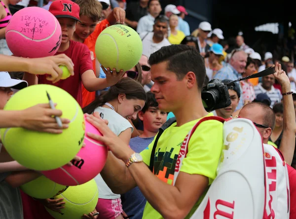 El tenista profesional Miols Raonic de Canadá firma autógrafos después del partido de tercera ronda en el US Open 2014 — Foto de Stock