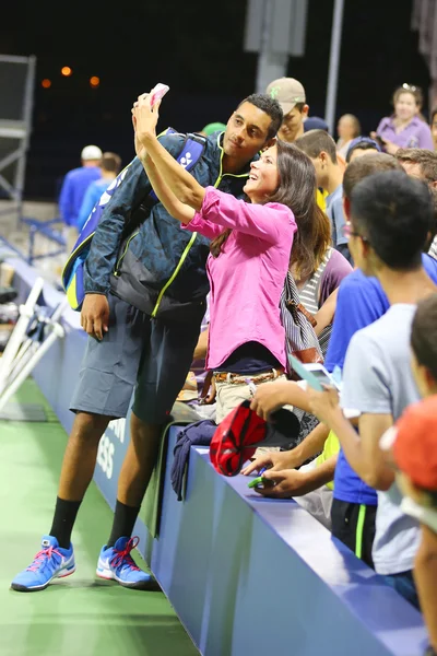 Le joueur de tennis professionnel Nick Kyrgios d'Australie prend selfie avec ventilateur après la victoire au match US Open 2014 — Photo