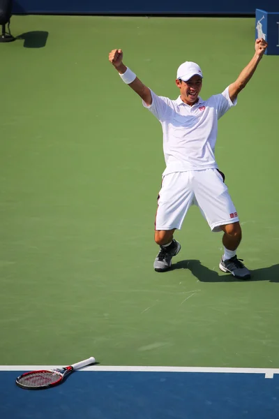 Professionele tennisspeelster Kei Nishikori viert de overwinning nadat ons Open 2014 mannen halve finale overeenkomen met — Stockfoto