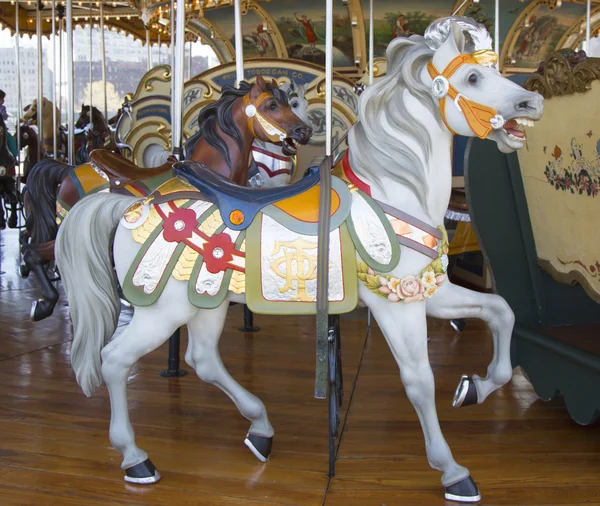 Hästar på en traditionell nöjesplatsen jane karusell i brooklyn — Stockfoto