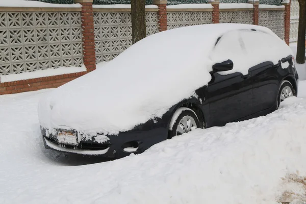 Coche bajo la nieve en Brooklyn, NY después de la masiva tormenta de invierno Juno golpea el noreste . —  Fotos de Stock