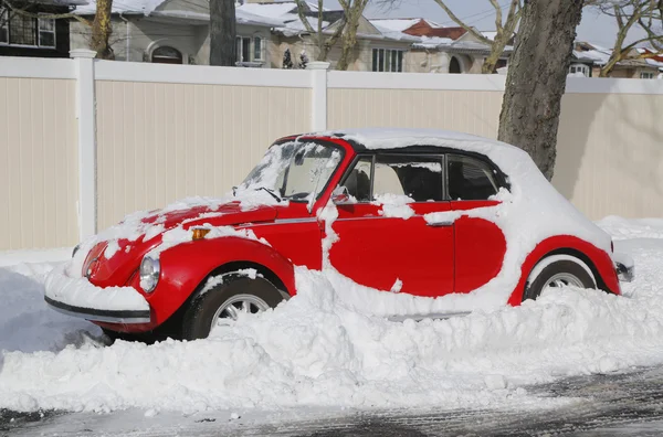 Coche bajo la nieve en Brooklyn, NY después de la masiva tormenta de invierno Juno golpea el noreste . — Foto de Stock