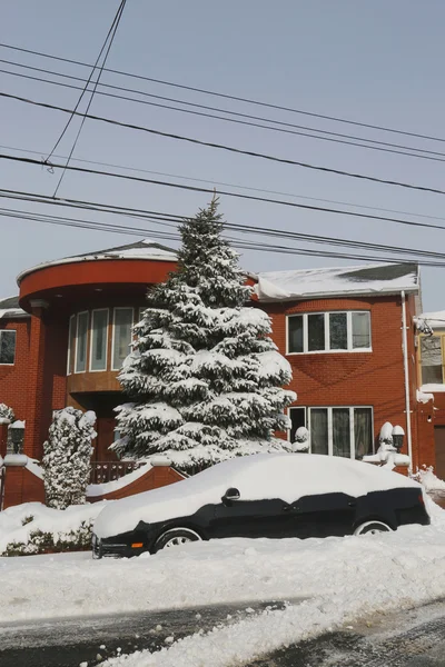 Voiture sous la neige à Brooklyn, NY après une tempête d'hiver massive Juno frappe le nord-est . — Photo