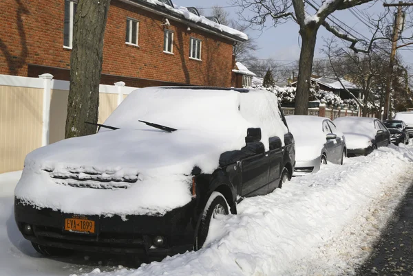 Voitures sous la neige à Brooklyn, NY après une tempête d'hiver massive Juno frappe le nord-est . — Photo