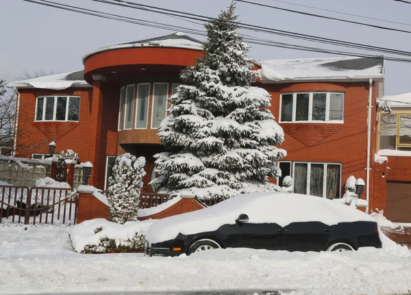 Auto za sněhem v Brooklynu, Ny po masivní Winter Storm Juno udeří severovýchod. — Stock fotografie