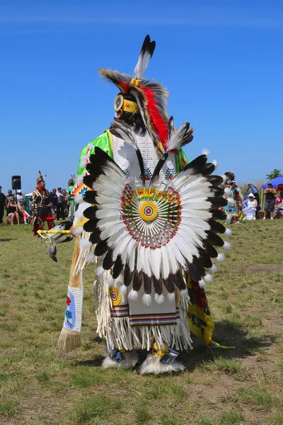 Hombre no identificado Bailarín nativo americano lleva vestido tradicional Pow Wow con el bullicio de la danza durante el NYC Pow Wow —  Fotos de Stock
