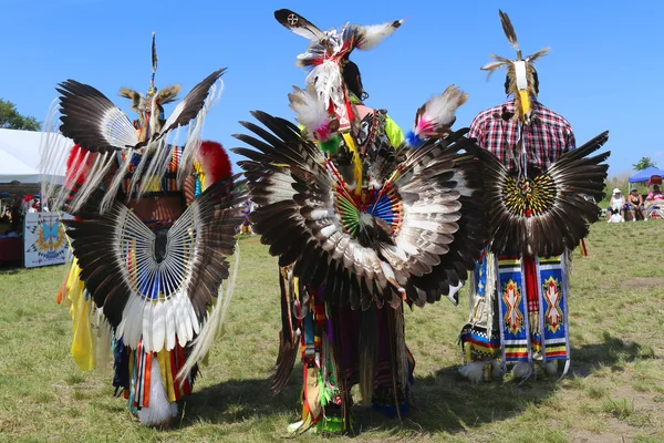 Des danseurs amérindiens non identifiés portent une robe traditionnelle Pow Wow avec une agitation de danse pendant le Pow Wow de New York — Photo