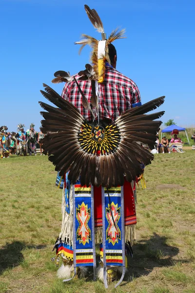 Un danseur amérindien non identifié porte une robe traditionnelle Pow Wow avec une agitation de danse pendant le Pow Wow de New York — Photo