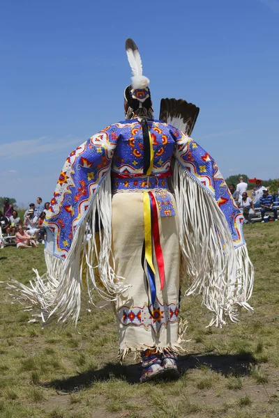 Une danseuse amérindienne non identifiée porte une robe traditionnelle Pow Wow pendant le Pow Wow de New York — Photo