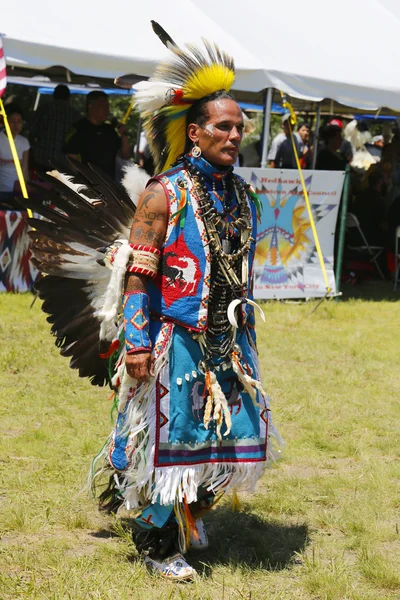 Неопознанный танцор-коренной американец на нью-йоркском Pow Wow в Бруклине — стоковое фото