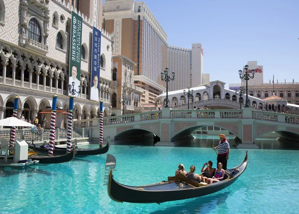 Unidentified tourists enjoy gondola ride at Grand Canal at The Venetian Resort Hotel Casino — Stock Photo, Image