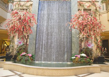 Palazzo Resort Hotel Casino Las Vegas'ta Atrium'a da şelale ve bahar dekorasyon
