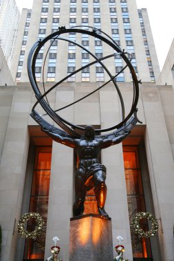 Manhattan şehir merkezinin Lee Lawrie Rockefeller Merkezi önünde tarafından Atlas heykeli