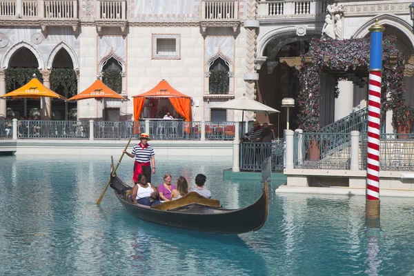 Oidentifierade turister njuta gondoltur på Canal Grande på The Venetian Resort Hotel Casino — Stockfoto