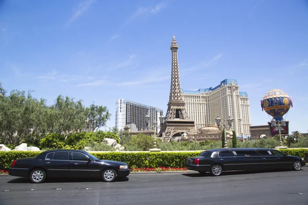 Stretch limousines in the front of Paris Hotel & Casino — Stock Photo, Image