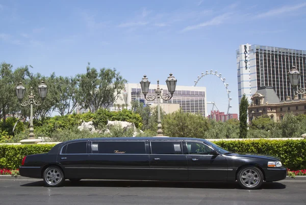 Stretch limousine near Las Vegas Strip — Stock Photo, Image