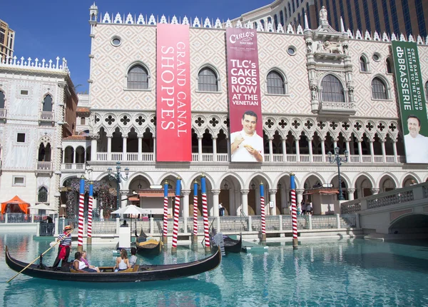 Unidentified tourists enjoy gondola ride at Grand Canal at The Venetian Resort Hotel Casino — Stock Photo, Image