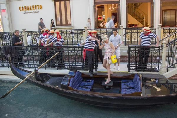 Gondoleros ayudando al turista a abordar el paseo en góndola en el Gran Canal en The Venetian Resort — Foto de Stock