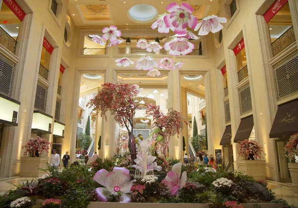 春天装饰在中庭的帕拉佐赌场酒店在拉斯维加斯 — 图库照片