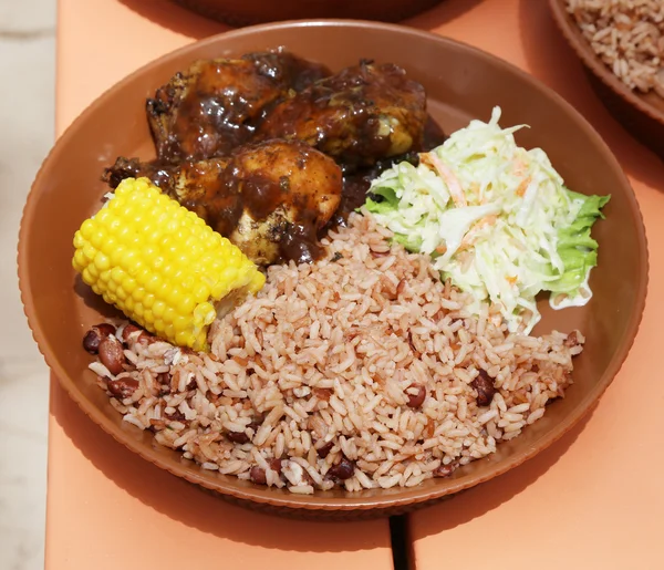 Типичная местная еда на Карибских островах — стоковое фото