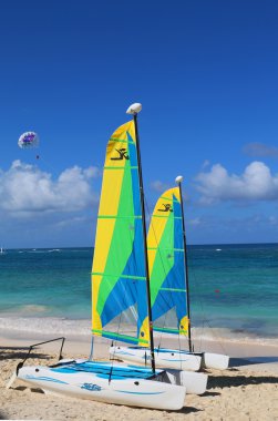 Hobie Cat katamaran Punta Cana Bavaro Plajı'nda turistler için hazır