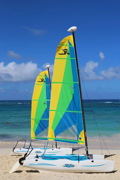 Catamarán Hobie Cat listo para los turistas en Bavaro Beach en Punta Cana —  Fotos de Stock