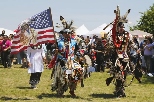 L'équipe Eagle dirige la grande entrée au Pow Wow de New York — Photo