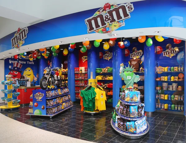 Negozio di caramelle M & M situato al Terminal 7 dell'aeroporto JFK — Foto Stock