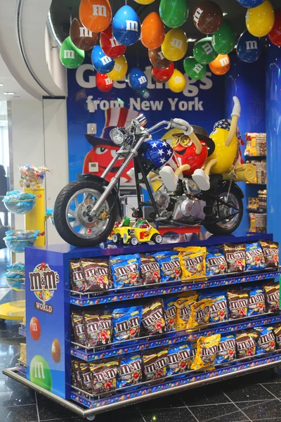 Mascotte de bonbons M & M chiots chevauchant une moto personnalisée au M & M Store — Photo