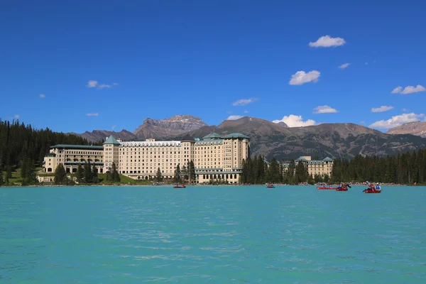 Utsikt över den berömda Fairmont Chateau Lake Louise Hotel — Stockfoto