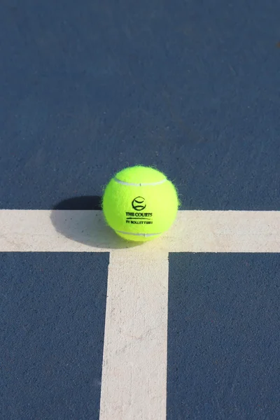 Bola de tênis na quadra de tênis no The Courts by Bollettieri — Fotografia de Stock