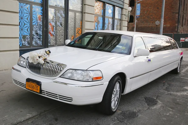 Bridal limousine in DUMBO neighborhood in Brooklyn — Stock Photo, Image